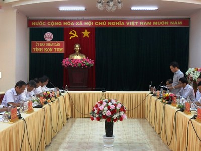 Lãnh đạo tỉnh Kon Tum làm việc với lãnh đạo Tập đoàn Công nghiệp cao su Việt Nam.