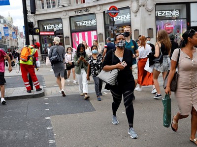 Người dân đeo khẩu trang phòng lây nhiễm COVID-19 tại London, Anh, ngày 24/7/2020. (Ảnh: AFP/TTXVN)