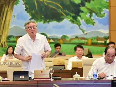 Chánh án Toà án nhân dân Tối cao Nguyễn Hoà Bình báo cáo tại phiên họp.