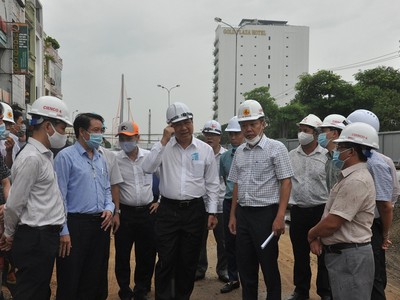 Ông Huỳnh Đức Thơ kiểm tra công tác phòng chống bão tại dự án nút giao thông cầu Trần Thị Lý.