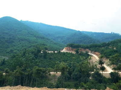 Con đường bạt đồi dẫn vào các khu công trình