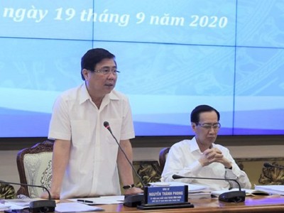 Chủ tịch UBND TP.HCM Nguyễn Thành Phong thông tin tại buổi họp