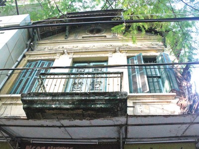 Một ngôi nhà trên phố cổ đang trong tình trạng xuống cấp.