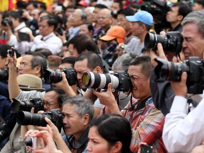 Tác nghiệp báo chí: Đừng để mãi là cuộc chiến không cân sức