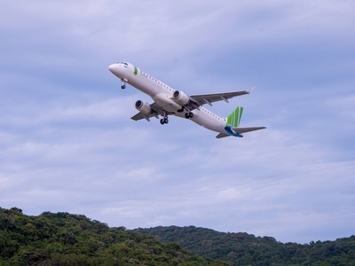Khai trương 3 đường bay thẳng, Bamboo Airways tặng 1 tỷ đồng tiền mặt hỗ trợ hộ nghèo Côn Đảo