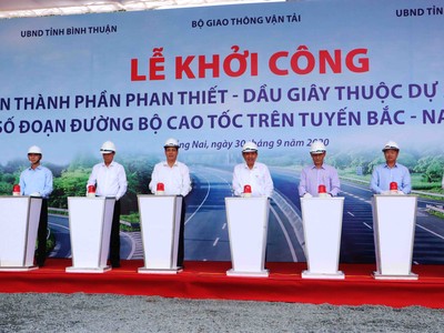 Phó Thủ tướng thường trực Chính phủ Trương Hoà Bình đã tham gia nghi thức bấm nút khởi động dự án. Ảnh: Phạm Tùng