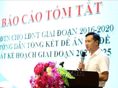 Ông Đào Trọng Độ, Phó Vụ trưởng Vụ Đào tạo thường xuyên, Tổng cục Giáo dục nghề nghiệp trình bày Tổng quan về đào tạo trình độ sơ cấp, đào tạo thường xuyên, người khuyết tật và các đối tượng chính sách khác và Tổng kết Đề án “Đào tạo nghề cho lao động nông thôn đến năm 2020” tại Hội nghị. Ảnh: Anh Tuấn – TTXVN