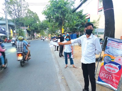 Các môi giới tràn ra đường đón khách nhưng vẫn ế. Ảnh: Trọng Tín