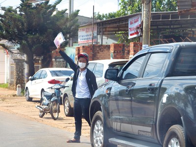 Cò đất ở Bình Ba - Châu Đức cầm sổ đỏ ra đường bắt khách. Ảnh: Trọng Tín