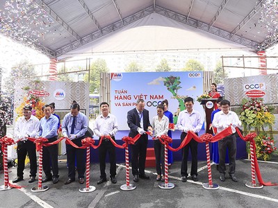 Các đại biểu cắt băng khai mạc Tuần lễ hàng Việt Nam và sản phẩm OCOP tại MM Mega Market An Phú, TP. HCM