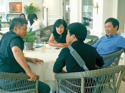 Các nhà đầu tư cá nhân trao đổi với start-up bên lề một sự kiện thuyết trình gọi vốn do Startup Vietnam Foundation tổ chức.