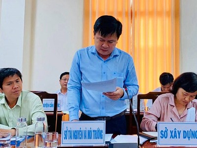 Ông Nguyễn Văn Thông, Phó Giám đốc Sở Tài nguyên và Môi trường tỉnh Long An thông tin tại buổi họp