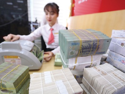 Tính đến cuối tháng 9/2020, huy động toàn ngành ngân hàng đạt hơn 9,8 triệu tỷ đồng, tăng lần lượt 14,12% và 8,92% so với cùng kỳ và cuối năm 2019. Ảnh:Dũng Minh