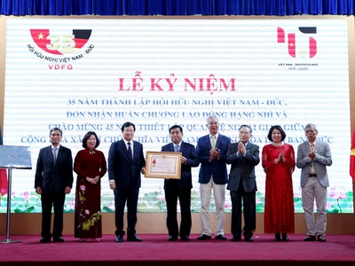 Phó Thủ tướng Trịnh Đình Dũng trao tặng Huân chương Lao động hạng Nhì cho Hội Hữu nghị Việt Nam - Đức
