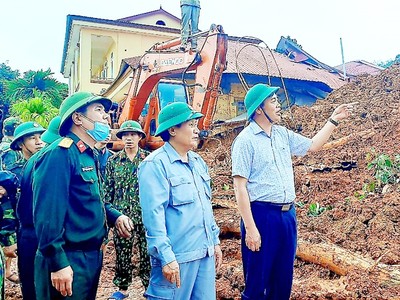 Đại biểu Hà Sỹ Đồng (thứ hai từ phải sang) tại hiện trường vụ sạt lở đất tại huyện Hướng Hoá (Quảng Trị).