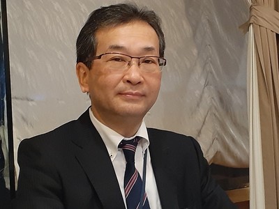 Ông Yoshida Tomoyuki, người phát ngôn của Thủ tướng Nhật Bản Suga Yoshihide trong chuyến thăm Việt Nam, chia sẻ tại buổi họp báo tối 19/10. Ảnh: Lê Quân