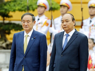 Việt Nam là quốc gia đầu tiên mà ông Suga Yoshihide (bìa trái) lựa chọn thăm chính thức sau khi nhậm chức Thủ tướng Nhật Bản vào tháng 9/2020. Ảnh: Đức Thanh