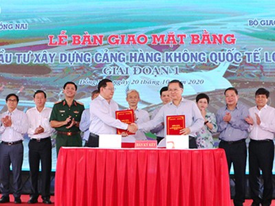 Đại diện lãnh đạo các bộ, ngành trung ương và tỉnh Đồng Nai thực hiện nghi thức bàn giao mặt bằng trên thực địa. Ảnh: Phạm Tùng.