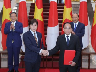 Hai Thủ tướng chứng kiến lễ ký kết thỏa thuận hợp tác giữa NIC và JETRO.