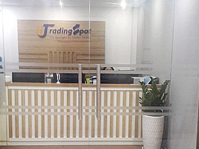 Tại Việt Nam, ngoài một số tổ chức tín đụng được cấp phép, tất cả các nhà đầu tư cá nhân và tổ chức đều bị cấm đầu tư forex.