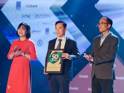 Đại diện Vietcombank, ông Đặng Hoài Đức – Phó Tổng Giám đốc Vietcombank kiêm Trưởng Văn phòng đại diện khu vực Phía Nam (đứng giữa) nhận giải thưởng do Tạp chí Forbes Việt Nam trao tặng
