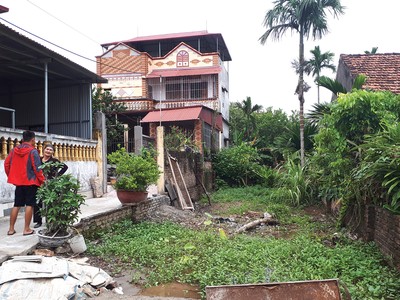 Bà cụ xuất hiện làm môi giới lộ kịch bản nâng giá. Ảnh: Kim Đức