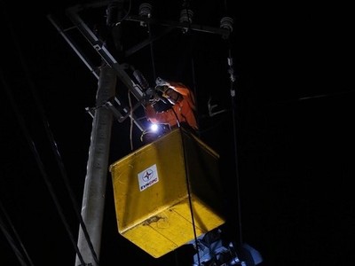 Khắc phục sự cố điện xuyên đêm để bà con sớm có điện