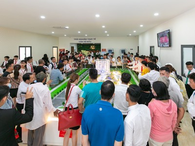 Mỗi ngày, hàng trăm khách hàng chen lấn tìm hiểu thông tin khu căn hộ Legend Complex.