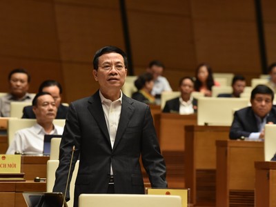 Bộ trưởng Bộ Thông tin và Truyền thông Nguyễn Mạnh Hùng trả lời chất vấn sáng 6/11