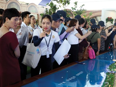 Thu nhập của khách hàng còn bị tác động bởi bệnh dịch nên chưa sẵn sàng để vay mua nhà. Ảnh: Lê Toàn