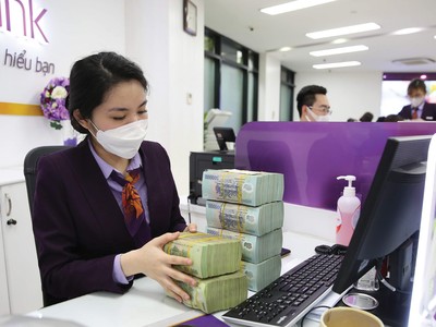 Dịch Covid-19 khiến nguồn thu từ dịch vụ của ngân hàng giảm mạnh, nhưng bù lại lãi từ kinh doanh chứng khoán tăng đột biến. Ảnh: Dũng Minh