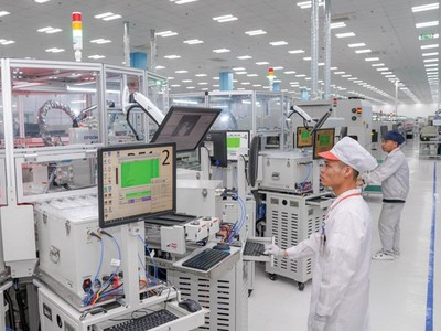 Sản xuất điện thoại di động tại Nhà máy VinSmart (Hải Phòng). Ảnh: Đức Thanh
