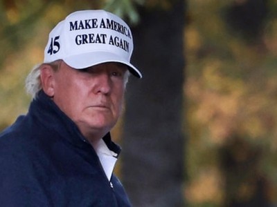 Tổng thống Trump (đội mũ trắng) trở về Nhà Trắng từ sân golf ở Sterling, Virginia hôm 7/11. Ảnh: Reuters.