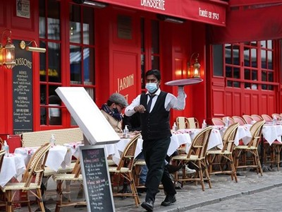 Nhân viên phục vụ thực khách tại một nhà hàng ở Paris, Pháp ngày 28/10/2020. (Ảnh: THX/TTXVN)