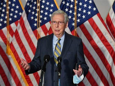 Lãnh đạo phe đa số tại Thượng viện Mỹ Mitch McConnell phát biểu trong một cuộc họp báo ở Washington, DC. Ảnh: AFP/TTXVN