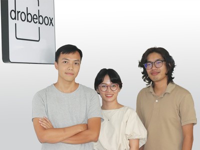 Tăng Hải Ngọc Sơn (thứ nhất, từ phải sang) cùng các thành viên sáng lập, vận hành Drobebox.