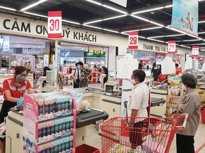 Muốn phục hồi kinh tế, một trong những việc cần kíp bây giờ là phải kích cầu tiêu dùng trong dân chúng. Ảnh: Đ.T