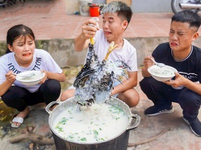 Hưng Vlog (con trai bà Tân Vlog) bị xử phạt vì đăng tải video nấu cháo với con gà còn nguyên cả lông.
