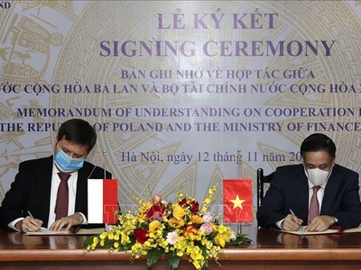 Thứ trưởng Bộ Tài chính Việt Nam Trần Xuân Hà và Đại sứ đặc mệnh toàn quyền Ba Lan tại Việt Nam Wojciech Gerwel (thừa ủy quyền Bộ trưởng Tài chính Ba Lan) ký Bản ghi nhớ. Ảnh: Phạm Hậu/TTXVN 