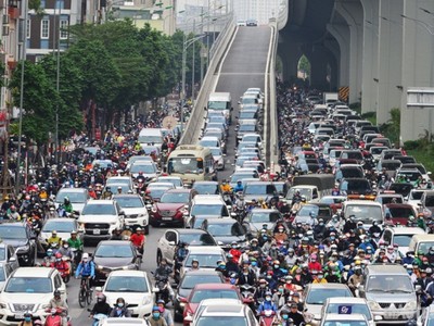 Sau khi thông xe đoạn Vành đai 2 trên cao (từ Ngã Tư Sở đến Ngã Tư Vọng) giao thông tại nút giao Ngã Tư Sở, hướng Vành đai 2 trên cao - Láng vẫn ùn tắc nghiêm trọng.