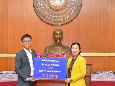 Đại diện lãnh đạo Tập đoàn Phenikaa trao số tiền ủng hộ tới Quỹ Vì Người nghèo cho Bà Trương Thị Ngọc Ánh - Phó Chủ tịch Uỷ ban Trung Ương Mặt trận tổ quốc Việt Nam