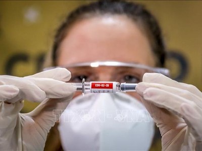 Nhân viên y tế giới thiệu mẫu vaccine ngừa COVID-19 do Công ty dược Sinovac của Trung Quốc phát triển tại bệnh viện Sao Lucas ở Porto Alegre, Brazil. Ảnh minh họa: AFP/TTXVN 