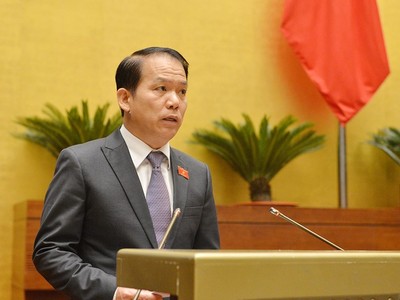 Chủ nhiệm Uỷ ban Pháp luật Hoàng Thanh Tùng trình bày báo cáo tiếp thu, giải trình. 