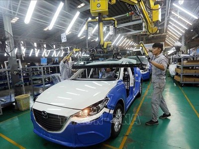 Dây chuyền lắp ráp xe Mazda của Công ty Cổ phần Ô tô Trường Hải trong Khu Kinh tế mở Chu Lai (Quảng Nam). Ảnh minh họa: TTXVN