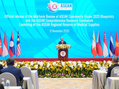 Thủ tướng Nguyễn Xuân Phúc công bố Đánh giá giữa kỳ triển khai các Kế hoạch Tổng thể Tầm nhìn Cộng đồng ASEAN 2025 và Kế hoạch Tổng thể Kết nối ASEAN 2025, Khung phục hồi Tổng thể ASEAN và thành lập Kho dự phòng vật tư y tế khẩn cấp ASEAN