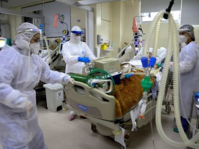 Bệnh nhân nhiễm COVID-19 điều trị tại bệnh viện ở Porto Alegre, Brazil. (Ảnh: AFP/TTXVN)