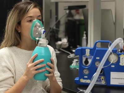 Olivia Sobczyk, đồng tác giả nghiên cứu tại Viện Sức khỏe Toronto, thử nghiệm thiết bị mới. Ảnh: Viện Sức khỏe Toronto