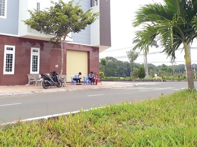 Môi giới bất động sản ngồi thành từng nhóm và khá rỗi việc