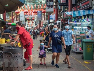 Người dân đeo khẩu trang phòng lây nhiễm COVID-19 tại Kuala Lumpur, Malaysia. (Nguồn: THX/TTXVN)