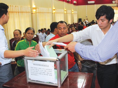 Các cuộc đấu giá đất công thường thu hút rất đông người quan tâm 